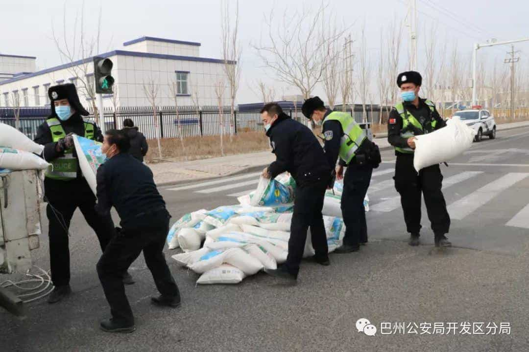 【暖心警事】啥情况_道路中央面粉袋子散落一地……  第8张