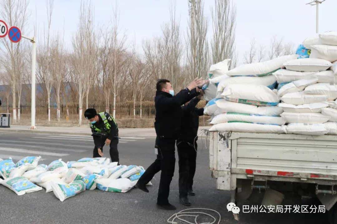 【暖心警事】啥情况_道路中央面粉袋子散落一地……  第9张