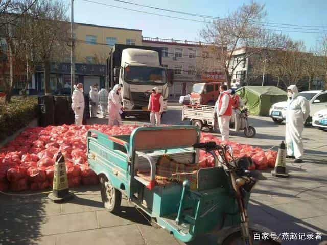 坐在面粉袋子上的小伙,他的头上有面粉,网友_有点心酸  第3张